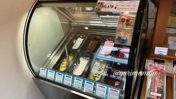 bake shop offrirのジェラートショーケースと8種類のフレーバー一覧