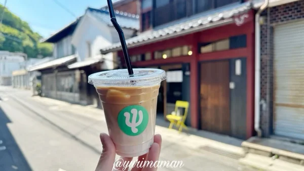 大三島のカフェ「Pusai Coffee Roastery」のカフェラテ。濃厚ながらもさっぱりとした味わい。