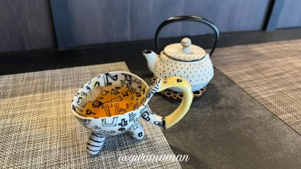 大洲レカンのほうじ茶セット。店主お気に入りの個性的なカップと鉄瓶で提供される
