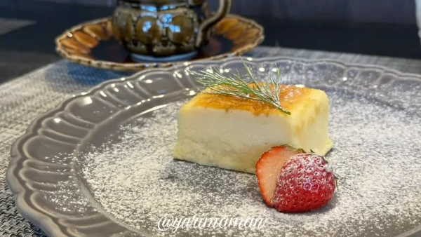 大洲レカンのデザートセットのチーズケーキ。苺とハーブが添えられた華やかな一皿