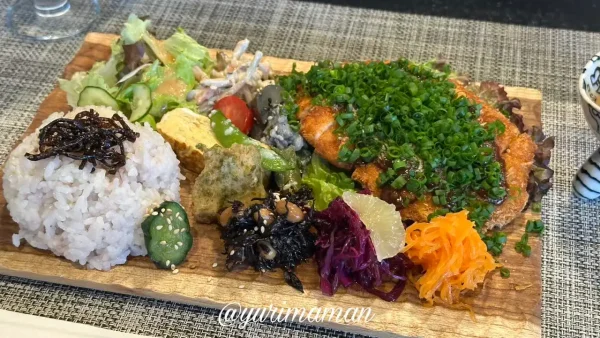 大洲レカンの自家製味噌チキンカツ定食。雑穀ごはんと彩り豊かな副菜付き2