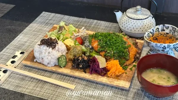 大洲レカンの自家製味噌チキンカツ定食。雑穀ごはんと彩り豊かな副菜付き