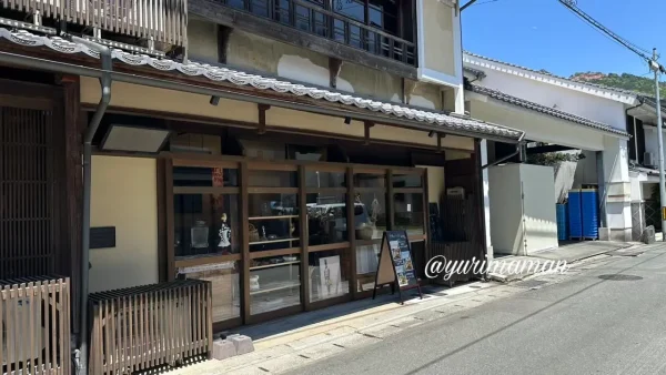花とカフェ おゝ洲レカンの外観。町並みに溶け込む古民家風のやさしい佇まい
