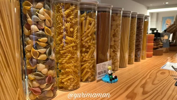 松山市PASTA UNO（パスタウーノ）の内観_パスタ麺がずらりと並ぶ