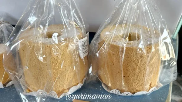 移転オープンした西条市の「シフォンケーキ月ゆらり」ホールケーキ