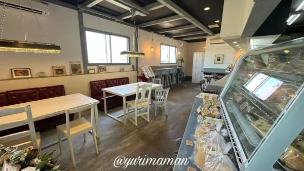 移転オープンした西条市の「シフォンケーキ月ゆらり」内観写真1