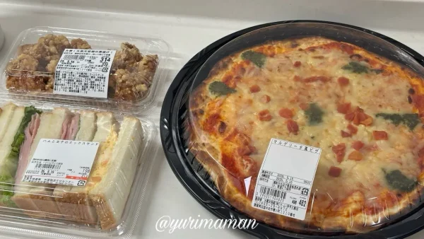 ラ・ムー伊予三島店で購入したマルゲリータピザ、サンドイッチ、大黒天唐揚げ。