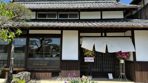 看板のない白いのれんが目印の古民家カフェ栞（今治市朝倉）外観2