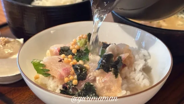 胡麻だれをかけた鯛に新宮茶の出汁を注ぐ瞬間｜伊予鯛茶漬け 幸多