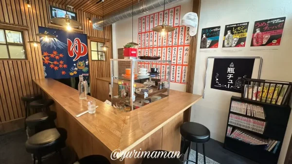 ウヰンドミル食堂（松山市・柳井町商店街）レトロな内観1