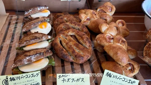 東温市オーボンパンに並ぶ約40種類のパン3