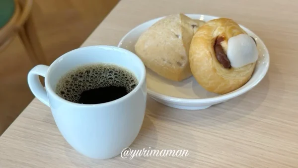 AZホテル愛媛土居インター店のコーヒーとパン