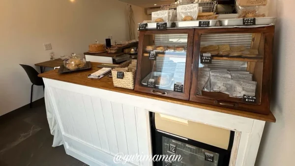 CAFE NOA.（松山市）の店内のようす。ナチュラルで落ち着いた空間1