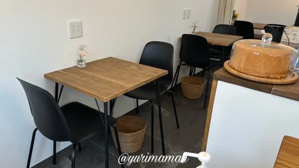 CAFE NOA.（松山市）の店内のようす。ナチュラルで落ち着いた空間2