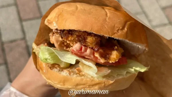 愛媛FCスタグル「千尋丸」のかわはぎカツバーガー。愛南の漁師が水揚げした魚を使ったサクサク衣のバーガー