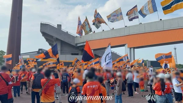 ニンジニアスタジアムに集結する愛媛FCのサポーター（出待ちの瞬間）