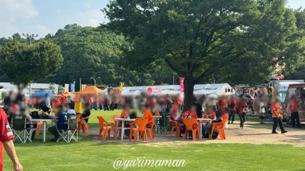 ニンジニアスタジアム前のスタグルエリアの様子。イベント広場には多くのグルメブースが出店
