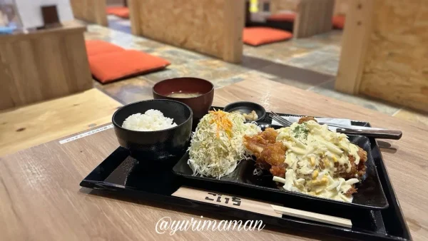 唐揚げに自家製タルタルソースがたっぷりのチキン南蛮定食。ボリューム満点で人気No.1。5