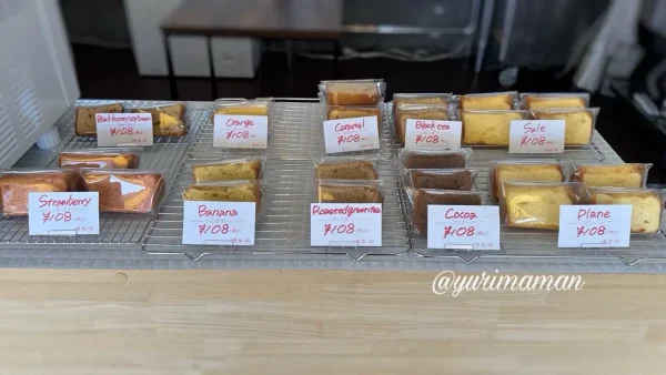 松山市古三津のgurube店内。108円シフォンケーキ
