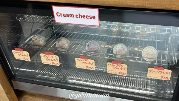 松山市のgurubeで販売されているクリームチーズ。5種類のフレーバーが並ぶ。