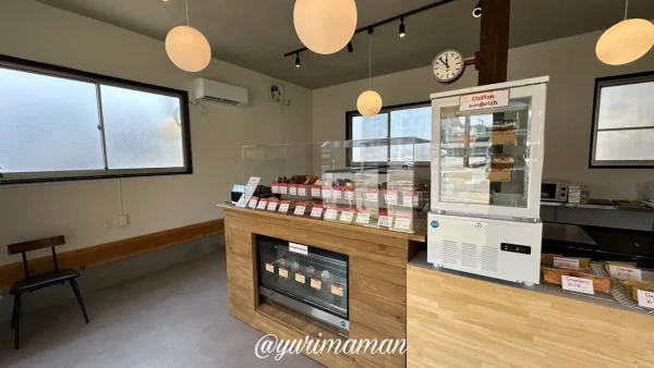 松山市古三津のgurube店内。ベーグルやシフォンケーキなどがずらりと並ぶカウンター