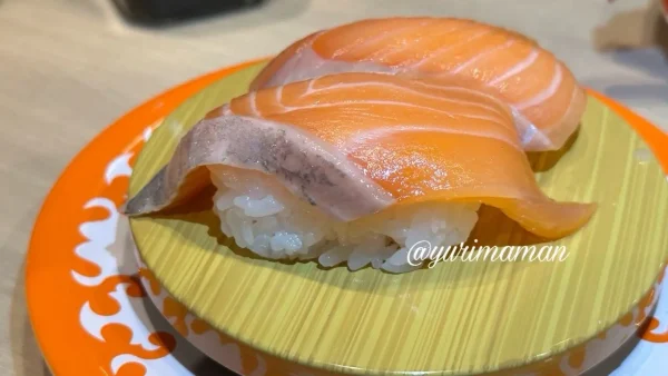 伊予びやびや寿司（松山）のサーモン握り