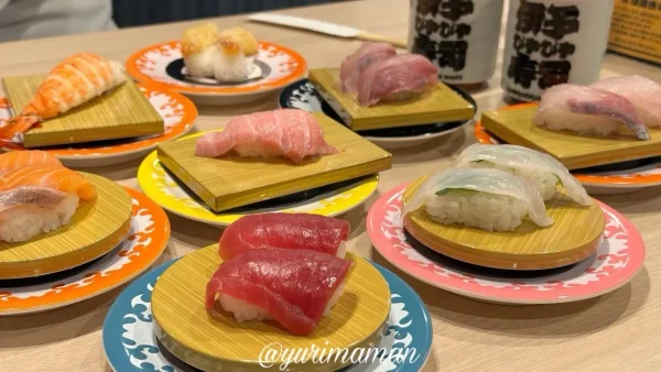 伊予びやびや寿司（松山）の寿司がずらりと並んだ様子1