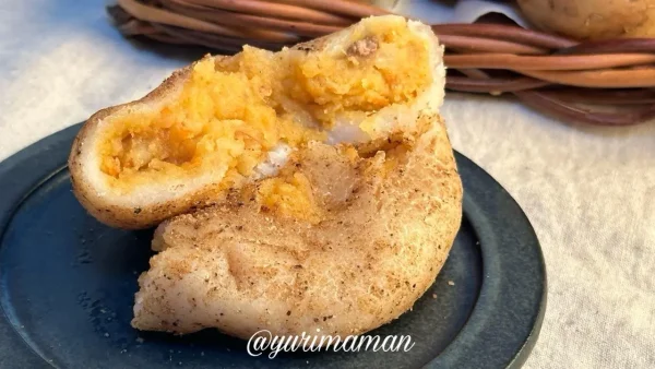 ミートソース味のカムジャパンの断面。中には自家製ミートソースと国産ひき肉がたっぷり入っている様子