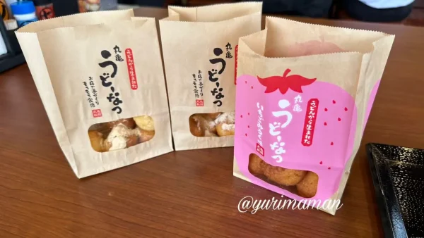 丸亀製麺のうどーなつ｜きなこ味といちごみるく味を並べて撮影