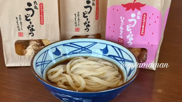 丸亀製麺のうどーなつ｜きなこ味といちごみるく味を並べて撮影2