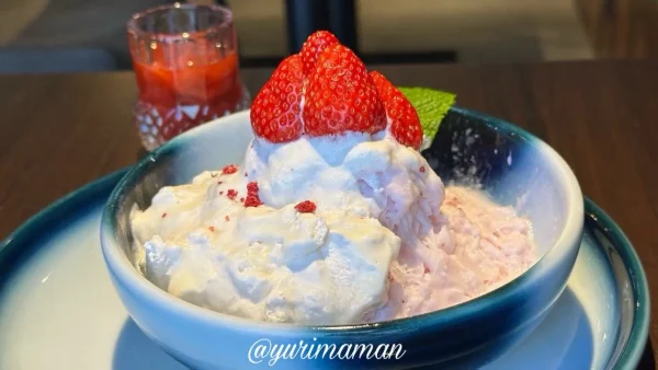 松山のかき氷｜ふわふわ食感のいちごの糸ピンス