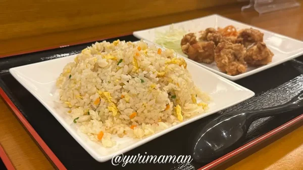 松山・なみなみの半チャーハン。パラッと炒められたボリュームたっぷりの一皿。1