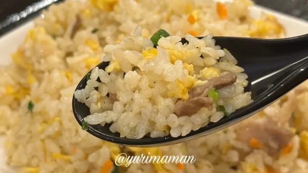 松山・なみなみの半チャーハン。パラッと炒められたボリュームたっぷりの一皿。2