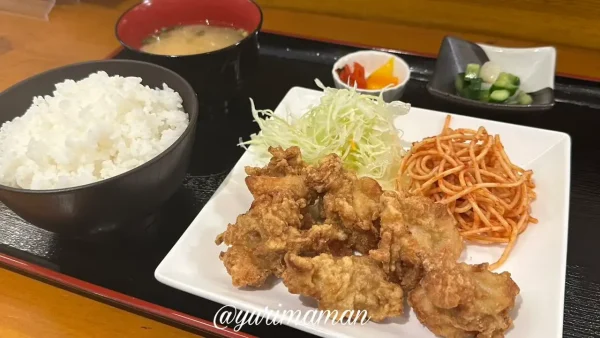 松山・なみなみの唐揚げ定食（並）。唐揚げ6個とたっぷりご飯で満腹ランチ。