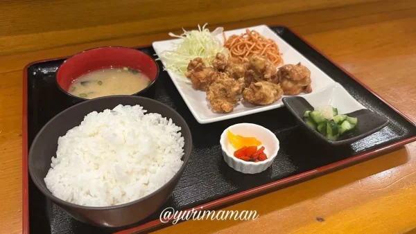 松山・なみなみの唐揚げ定食（並）。唐揚げ6個とたっぷりご飯で満腹ランチ。3