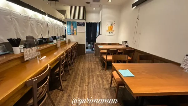 松山市三番町「なみなみ」の店内。カウンター席中心の落ち着いた雰囲気。1