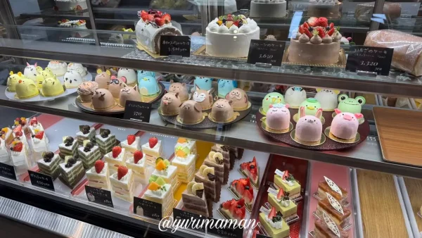 松山のケーキ店「カトルセゾン菓子夢」に並ぶどうぶつケーキの様子