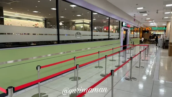 サイゼリヤ松山店のオープン前日に設置された行列用ポール｜混雑対策の準備がされているようす