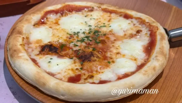 サイゼリヤ松山店のマルゲリータピザ｜とろけるチーズとトマトソースの定番ピザ