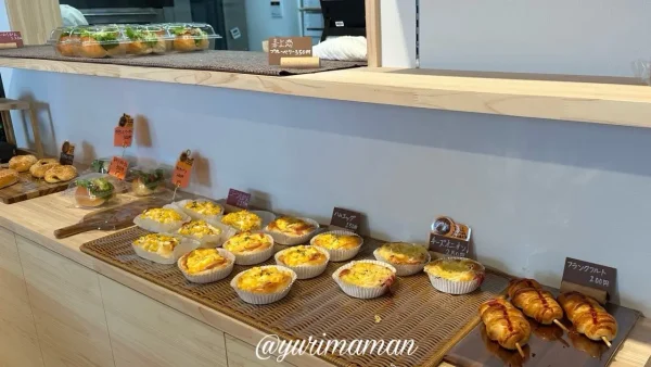 しろねこのパン屋さん店内に並ぶ惣菜パンや食パン｜今治市の新オープンベーカリー1