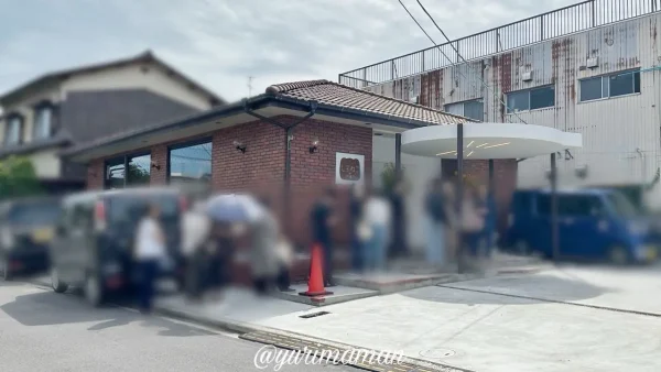 今治市の新店「しろねこのパン屋さん」の看板と店舗外観｜猫モチーフがかわいいパン屋2