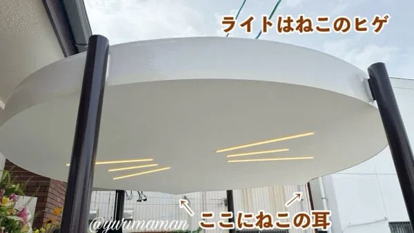 ネコ型屋根とヒゲのような照明がかわいい店舗外観｜しろねこのパン屋さん今治市