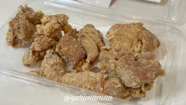 そごうマートで販売されている、衣がカリッとした醤油ベースの唐揚げ2