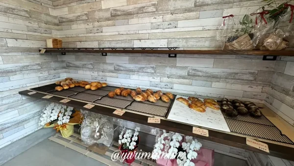 そらのひまわり（今治市大西町）パンが並ぶ店内のようす1