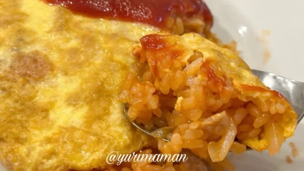 多賀屋食堂 菊本支店のオムライス。昔ながらの薄焼き卵2