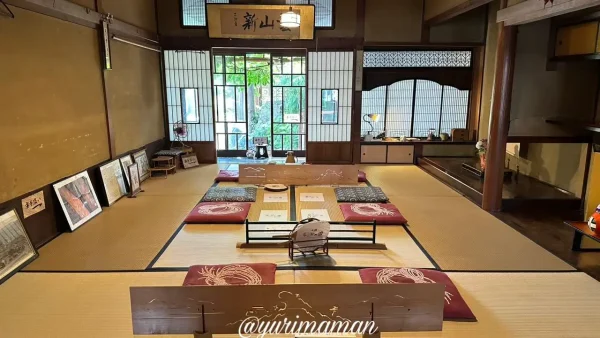 登録有形文化財の店内｜三津浜「鯛や」の広いお座敷でゆったり食事