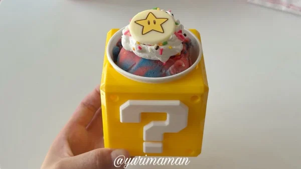 スーパーマリオコラボのハテナブロックアイス。かわいいカップと専用ボックス付き