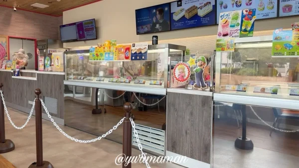 サーティワン新居浜店のカウンター周辺。マリオやルイージのコラボディスプレイが並ぶ