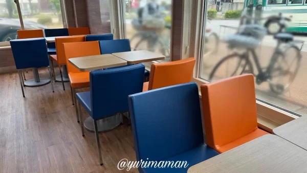 サーティワン新居浜店のイートインスペース。カラフルな椅子が並ぶ開放的な空間