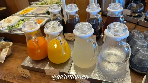 新居浜カプリチョーザのビュッフェにあるドリンクバーとサラダコーナー2